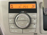 【オートエアコン】一度お好みの温度に設定すれば、車内の温度を検知し風量や温度を自動で調整。暑い&hellip;寒い&hellip;と何度もスイッチ操作をする必要はありません。快適な車内空間には必須の機能ですね♪