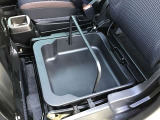 助手席側シート下に収納BOXがございます。