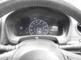 スピードメーターです。シンプルで運転中でも見やすいデザインですよ。