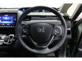 運転中もハンドルでの操作が可能です。特に高速道路等の目が離せない運転時には、便利さだけでなく、安全性も兼ね備えております。