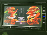 TV画面で映像を表示でき、停車中の休憩時間などにテレビ番組を視聴できます。画面には放送内容が表示され、同乗者との待ち時間も過ごしやすくなる便利な装備です。