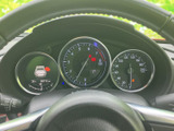 複数の計器がまとまって配置され、運転席から必要な情報を確認しやすいレイアウトです。表示が見渡しやすく、日々の運転時にも目線の移動を抑えられます。