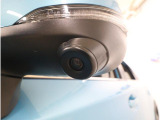 助手席側で見えにくい左前方の映像を、車内のマルチファンクションディスプレイに映し出します。前方への駐車や左寄せ、狭い道でのすれ違いなど、さまざまなシーンで安心して運転できる便利な機能です。