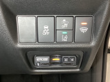 Hondaセンシング用の、VSA(ABS+TCS+横滑り抑制)解除と路外逸脱抑制機能などのオンオフスイッチはハンドルの右側に装備。その下にETC2.0がついています。高速道路の料金所の通過も楽々です。
