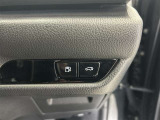 両手が荷物で塞がっている時にはコレ!パワーバックドアで開閉ラクラクです。バックドアに手が届かない時も、リモコンで開閉の操作が可能です。もちろん、荷物もたっぷり積めます。