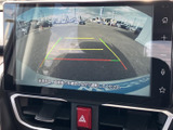 後方の様子とガイド線を画面で確認でき、駐車時の後退をサポートします。周囲の状況を確かめながら操作したい場面で、目安として活用できる便利な装備です。