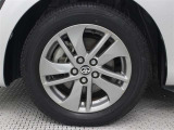 メーカーオプションの15インチアルミホイールを装着しています。タイヤサイズ185/60R15