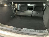 後席を全て倒して、荷物専用のスペースにした状態です。これなら長いものも積めますし、ご旅行や趣味に活用できますね。
