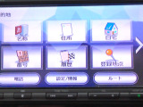 フルセグTVを搭載。CD/DVD再生、Bluetoothオーディオに対応しています。