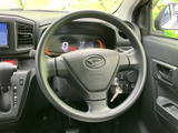 運転席から手の届く位置にスイッチが配置され、前方を意識しながら必要な操作を行いやすい設計です。メーターも視線の先にあり、運転に必要な情報を確認しやすい環境です。