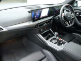視線の先に自然と情報が集まり必要な操作へスムーズに手が届くBMWならではのコックピット。洗練されたデザインと上質な素材が調和し乗り込んだ瞬間からドライバーの走る歓びを日常に感じる空間です。