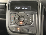 【オートエアコン】一度お好みの温度に設定すれば、車内の温度を検知し風量や温度を自動で調整。暑い&hellip;寒い&hellip;と何度もスイッチ操作をする必要はありません。快適な車内空間には必須の機能ですね♪