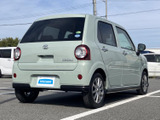 丸型のテールランプと穏やかなボディラインが調和した、洗練された後ろ姿です。後方から側面へ続く曲線が全体にまとまりを生み、明るい色合いと相まって、街中でも親しみやすい印象を演出します。