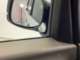 車両横の死角を確認しやすく、駐車や幅寄せ時の安全確認をサポートしてくれる便利な補助ミラーが付いています。