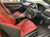 運転席まわりを見渡しやすく、前方の視界も確保しやすいレイアウトです。赤いシートが室内に鮮やかな彩りを添え、身体を支える形状も印象的。落ち着いて座れる運転席で、日々の移動を快適にお楽しみいただけます。