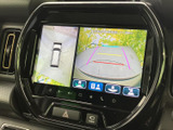 後方の映像に加えて車両周辺の様子も画面で確認でき、駐車時の安全確認をサポートします。ガイド表示を参考にしながら、駐車スペースへの出し入れを落ち着いて行えます。