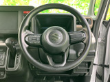 手元に複数のスイッチをまとめたステアリングで、運転中も必要な操作に手が届きやすい配置です。各スイッチの表示も見やすく、日々の運転をサポートします。