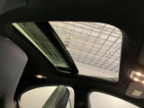 パノラミックルーフで明るい車内と開放感あるドライブをお楽しみいただけます。