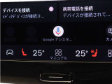 フロントシートには、シートヒーターに加えステアリングホイールヒーターも装備しています。シートヒーターはフロントだけでなくリアシートにも装備。4席で独立した調整が可能です。