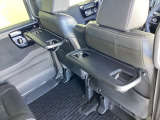 折りたたみ式のシートバックテーブルは限られた空間を有効活用。車内の家族時間をもっと快適に。休憩時のちょっとした小物置に使える、前席背面の格納式テーブルが付いています。