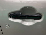 【リクエストスイッチ】スマートキーをポケットやカバンに入れた状態でドアの施錠、開錠ができます。