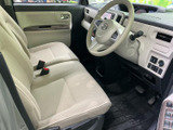 明るい色調のシートとドア内張りで、運転席まわりに開放感があります。前方や左右の視界も確保され、乗り降りの際にも室内全体を見渡しやすい空間です。日常使いにもなじみます。