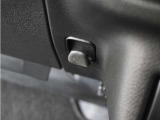 ◆コンビ二フック◆ちょっとした買い物の袋を吊り下げたり、ゴミ袋を吊り下げられるコンビニフックがあり車内を転がらず便利です!