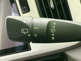 表示がレバー上にまとめられており、運転席から操作内容を確認しやすい配置です。雨天時など、状況に応じた操作を手元で行えるため、日常の運転を支える使い勝手のよい装備です。