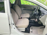 明るい色合いのシートと落ち着いた室内が、運転席まわりに穏やかな雰囲気をもたらします。前方を見渡しやすい視界で、乗り降りもしやすい開口部。毎日の移動を気持ちよく始められる空間です。