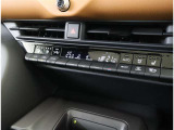 左右独立温度コントロールフルオートエアコンです。運転席、助手席それぞれで独立して温度設定ができます。冷え性の方が乗っても安心ですね♪