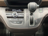CVT車のセレクトレバーです。低速から高速まで、変速ショックのないスムーズな走りを実現するとともに、エンジン効率のよい領域を維持することで燃費にも貢献します。