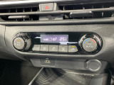 【オートエアコン】一度お好みの温度に設定すれば、車内の温度を検知し風量や温度を自動で調整。暑い&hellip;寒い&hellip;と何度もスイッチ操作をする必要はありません。快適な車内空間には必須の機能ですね♪