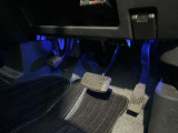 ドアを開けますと、運転席・助手席の足元が青くライトアップされます。(社外)