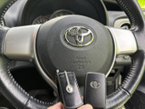 握りやすい形状で、運転姿勢に合わせて手元で扱いやすいステアリングです。中央にはエアバッグを備え、キーも確認できるため、乗り降りの際にも便利です。