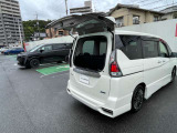 デュアルバックドアは便利でいいよね狭い空間でも荷物の取り出しも可能です☆