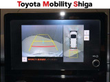 後方確認に便利なバックモニタ-を装備しています。天井から映したように見えるパノラミックビューモニター機能付きです。