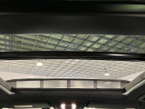 パノラミックルーフで明るい車内と開放感あるドライブをお楽しみいただけます。