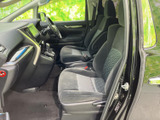 前席には身体を預けやすい形状のシートが備わり、運転席と助手席をゆったり使えます。足元もすっきり見渡せるため、乗り降りの際も快適です。