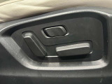 【パワーシート】電動でシートポジションの変更が可能です。手動式より細かくシート設定が可能ですのでより快適な姿勢でドライブを楽しんで頂けるでしょう。