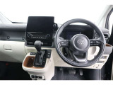 運転席側から見た写真です、お車にマッチングするように考えられたインパネデザイン!沢山のスイッチ類も運転させる方が使いやすい位置に配置されていますね!
