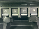運転席まわりに複数のスイッチや電源ソケットを備え、用途に応じて選びやすいまとまりです。表示を確認しながら扱えるため、日常の運転を支える便利な装備として活用できます。