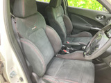 身体を包み込む形状の前席シートに、赤いステッチがさりげないアクセント。運転席まわりまで見渡しやすく、落ち着いた色合いの室内で、毎日の移動もゆったりとお過ごしいただけます。