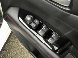 運転席ドアにドアミラーのスイッチとウインドウスイッチを集めています。