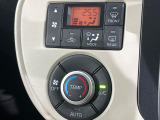 【オートエアコン】一度お好みの温度に設定すれば、車内の温度を検知し風量や温度を自動で調整。暑い&hellip;寒い&hellip;と何度もスイッチ操作をする必要はありません。快適な車内空間には必須の機能ですね♪