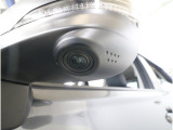 助手席側で見えにくい左前方の映像を、車内のマルチファンクションディスプレイに映し出します。前方への駐車や左寄せ、狭い道でのすれ違いなど、さまざまなシーンで安心して運転できる便利な機能です。