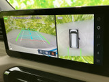 後方の映像と車両周囲の様子を画面で確認でき、駐車時の周辺確認をサポートします。複数の視点が並んで表示されるため、車庫入れや切り返しの際にも便利です。