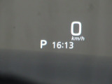 カラーヘッドアップディスプレイ付き。少ない視線移動で情報を確認できるので、運転の疲労軽減に繋がりますよ♪
