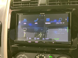 ナビゲーションやオーディオなど、複数のメニューを選べる画面を備えています。目的地の確認や音楽再生など、毎日の移動を便利にサポートしてくれる装備です。