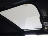 明るさが室内に溢れるパノラマルーフ、暗い車内でも外の明るい光を取り入れることが出来ますね気持ちよくドライビングできますよ。