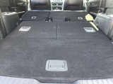 リヤシートを倒すと大きな荷物も搭載可能です。